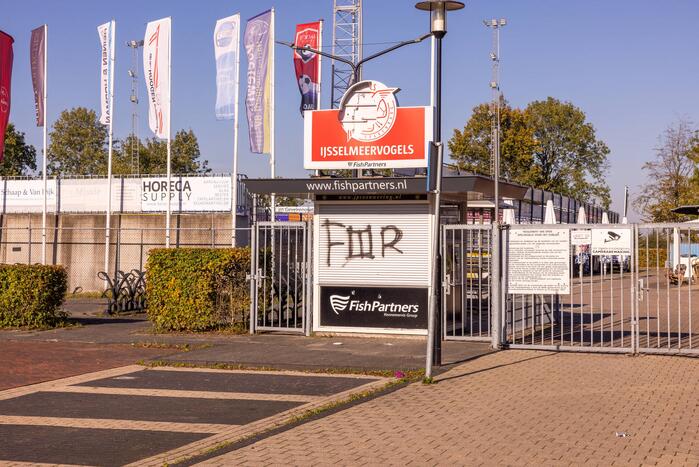 Café en voetbalstadion IJsselmeervogels beklad met Feyenoord-leuzen