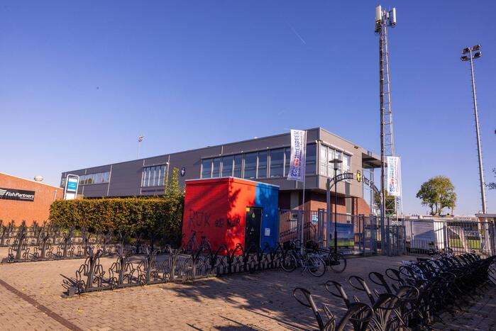 Café en voetbalstadion IJsselmeervogels beklad met Feyenoord-leuzen
