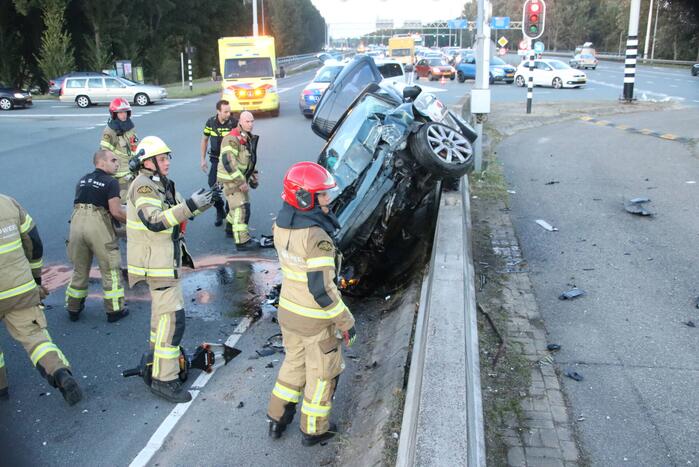 Automoblist gewond door botsing op betonblokken