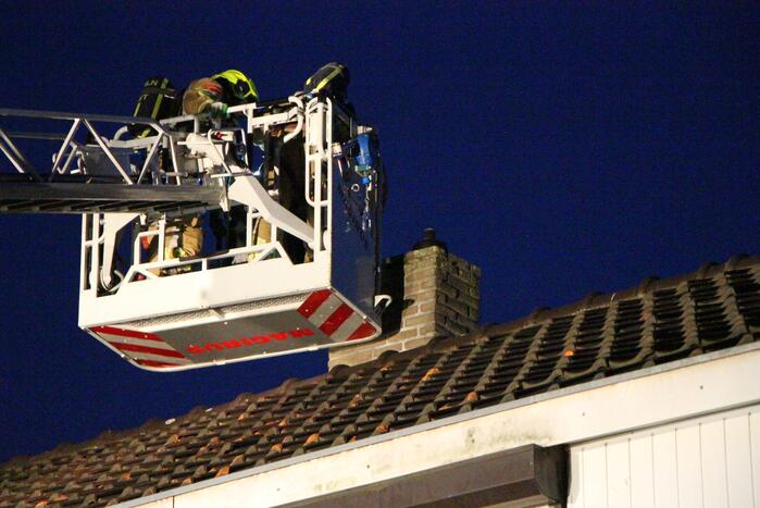 Rookontwikkeling door brand in schoorsteen van woning