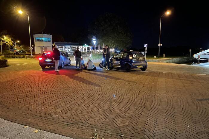 Bezorgauto komt in botsing met bromfietser