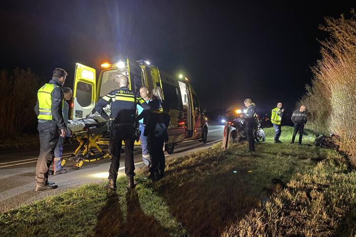 Oplettende motorrijder ziet gewonde motorrijder in berm