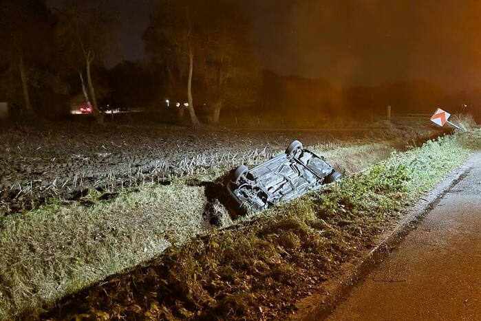 Personenauto belandt op de kop in sloot
