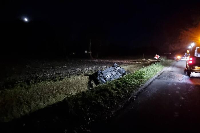 Personenauto belandt op de kop in sloot