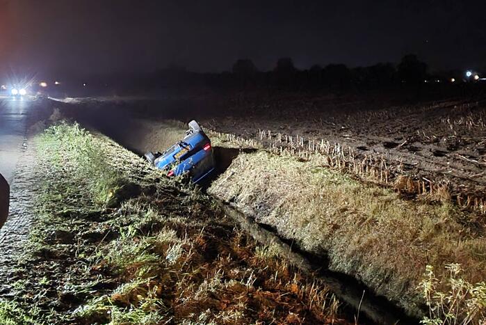 Personenauto belandt op de kop in sloot