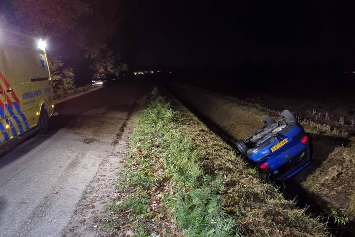 Personenauto belandt op de kop in sloot