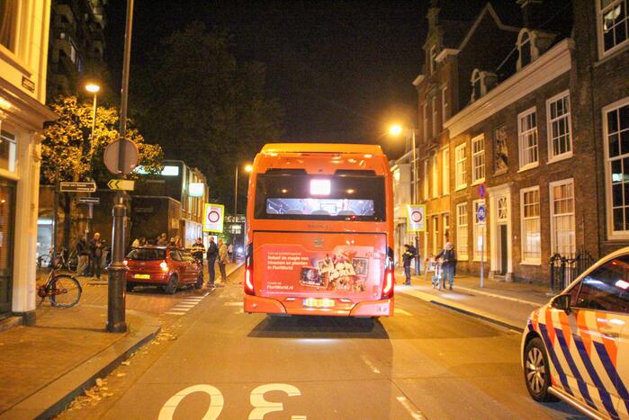 Stadsbus en personenauto met elkaar in botsing