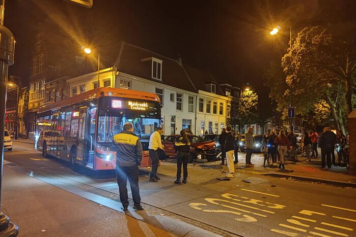Stadsbus en personenauto met elkaar in botsing