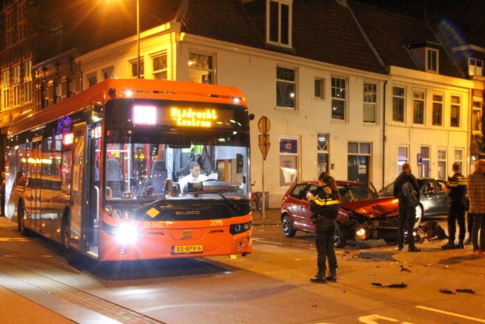 Stadsbus en personenauto met elkaar in botsing