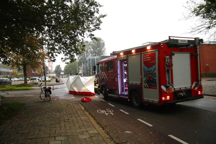 Fietser zwaargewond bij botsing met auto op kruising