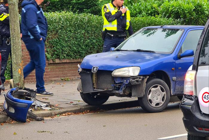 Bestuurder botst tegen boom en gaat ervandoor