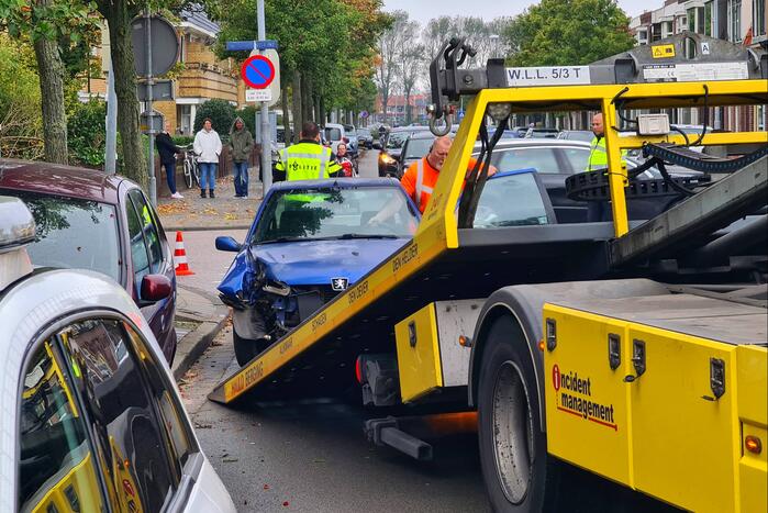 Bestuurder botst tegen boom en gaat ervandoor