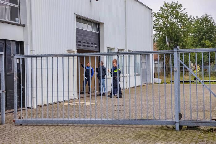 Onderzoek naar vreemde lucht bij autogarage