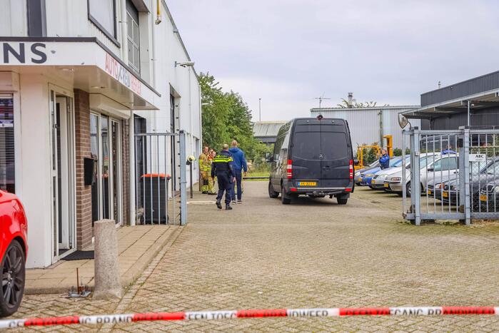 Onderzoek naar vreemde lucht bij autogarage