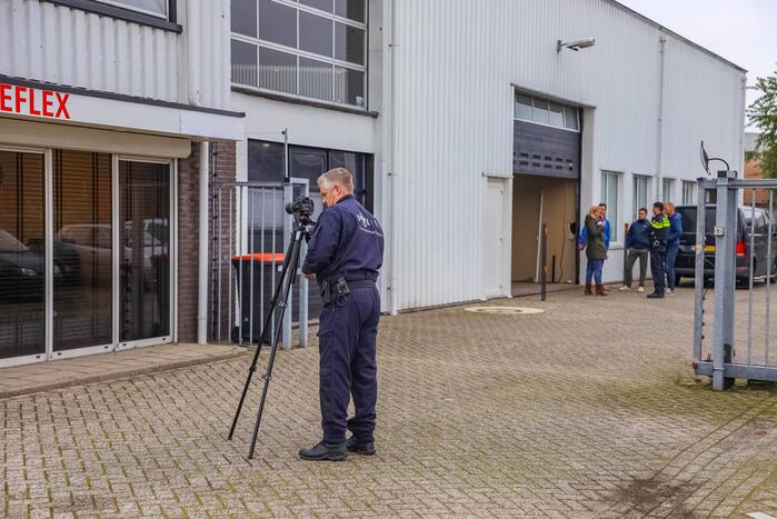 Onderzoek naar vreemde lucht bij autogarage