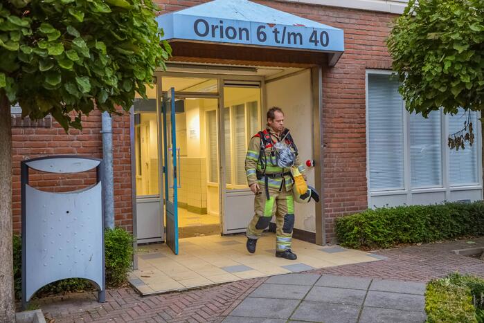 Veel brandweer aanwezig bij woning vol rook