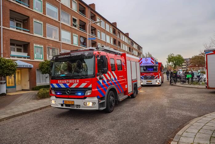 Veel brandweer aanwezig bij woning vol rook