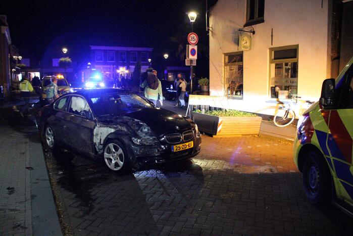 Voetganger zwaargewond nadat auto uit de bocht vliegt