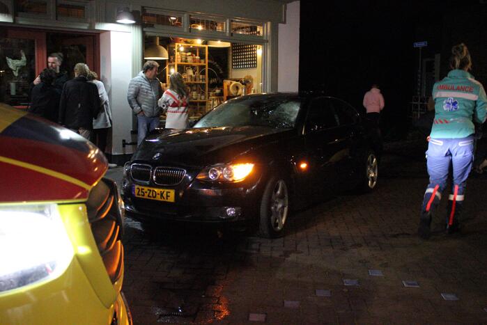 Voetganger zwaargewond nadat auto uit de bocht vliegt