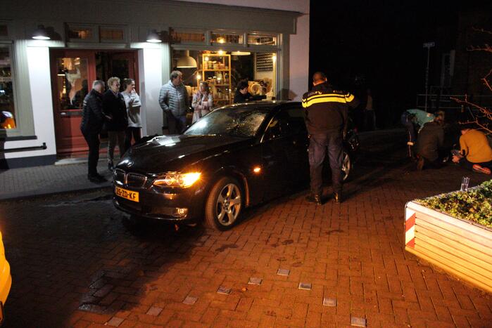 Voetganger zwaargewond nadat auto uit de bocht vliegt