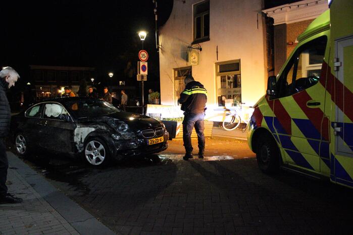 Voetganger zwaargewond nadat auto uit de bocht vliegt