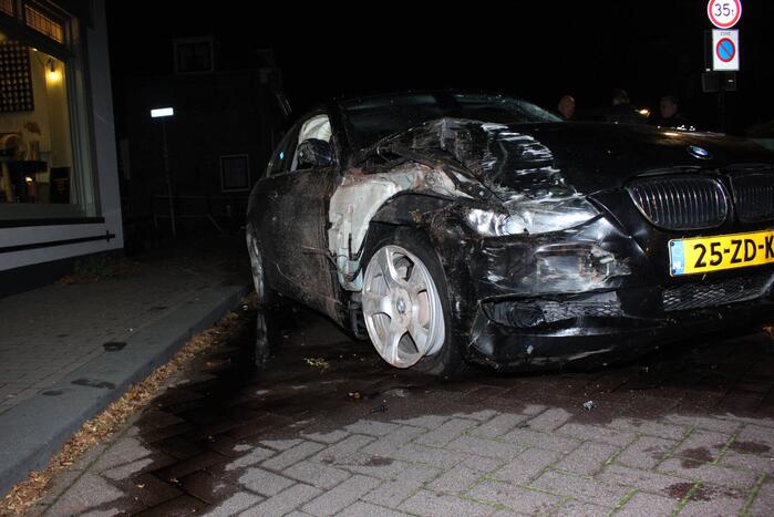 Voetganger zwaargewond nadat auto uit de bocht vliegt
