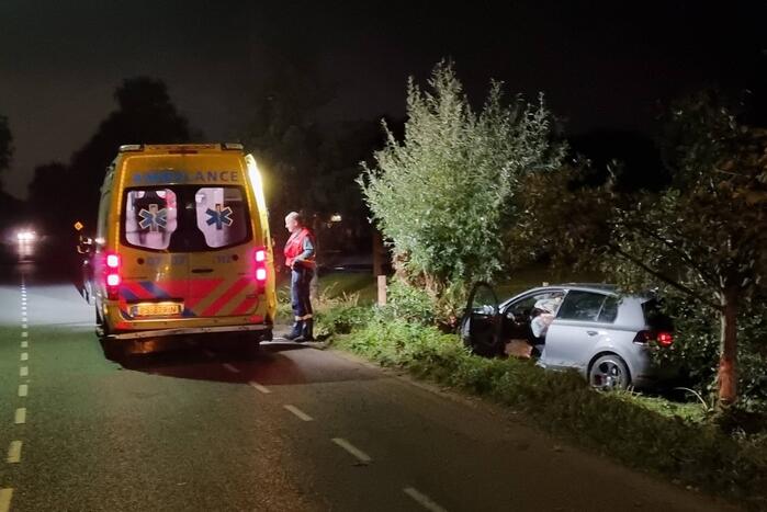 Bestuurder onder invloed belandt in berm