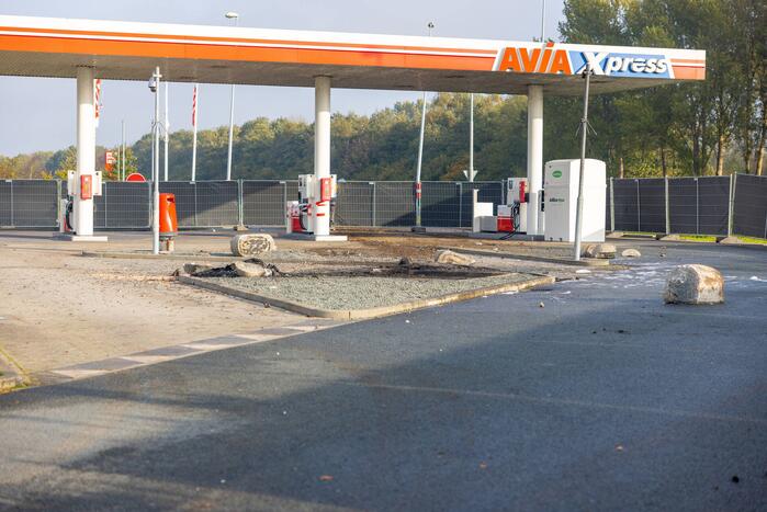 Overleden persoon aangetroffen in uitgebrande bestelbus