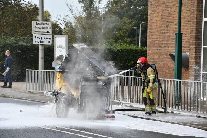 Brand in generator op aanhanger tijdens het rijden