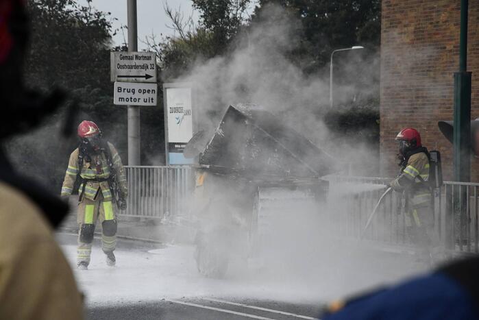 Brand in generator op aanhanger tijdens het rijden