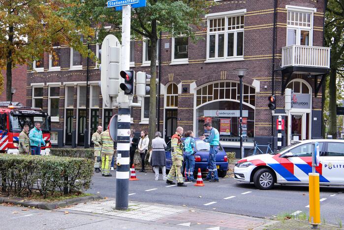 Stadsbus botst op auto