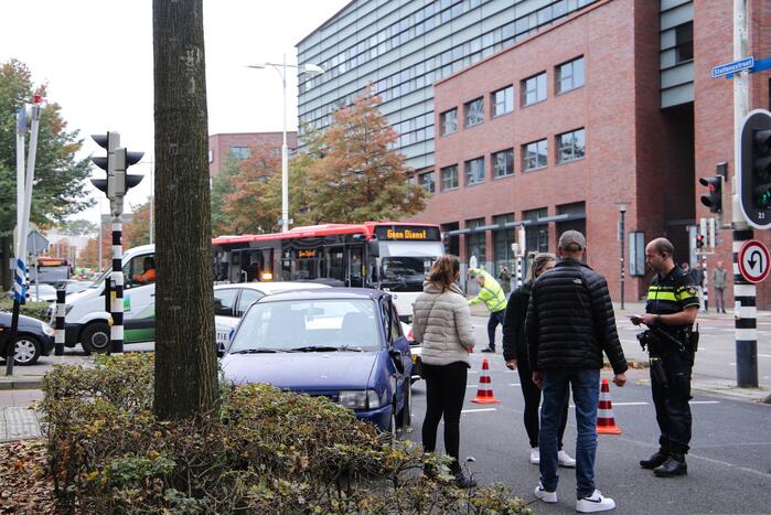Stadsbus botst op auto