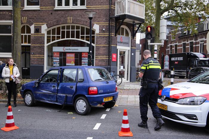 Stadsbus botst op auto