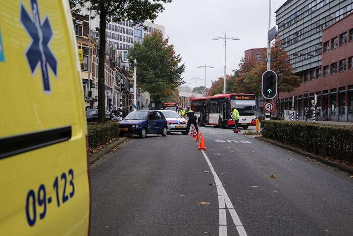 Stadsbus botst op auto
