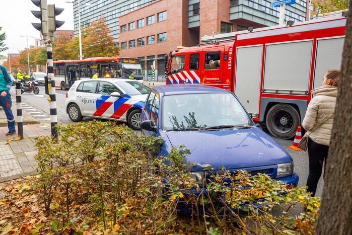 Stadsbus botst op auto