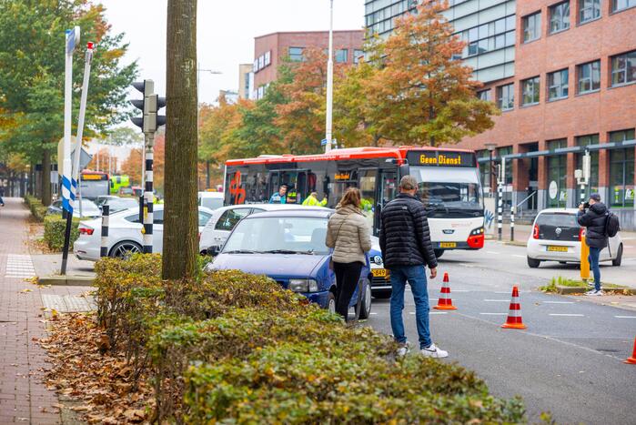 Stadsbus botst op auto