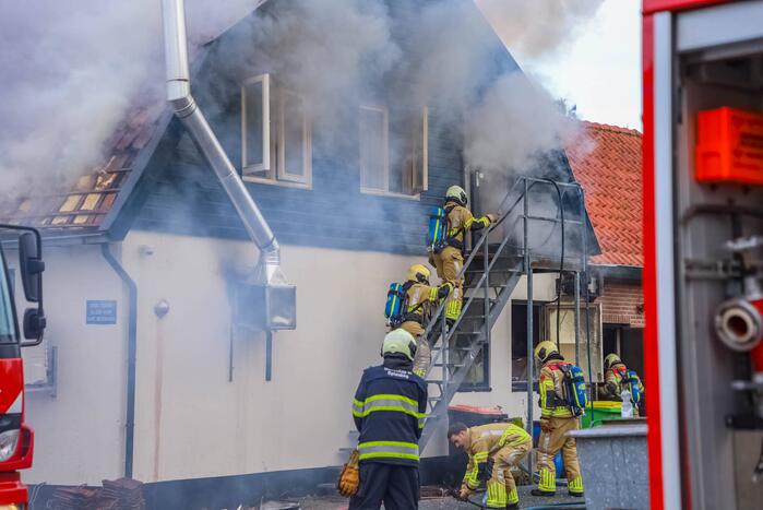 Grote brand in cafe met bovenwoning
