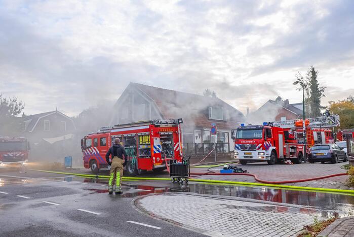 Grote brand in cafe met bovenwoning