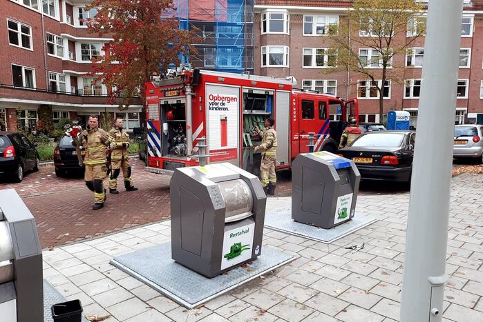 Brandweer blust brand in ondergrondse container