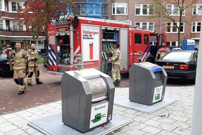 Brandweer blust brand in ondergrondse container