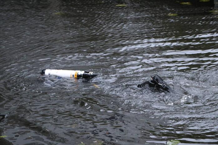 Duikers zoeken naar geld en drugs