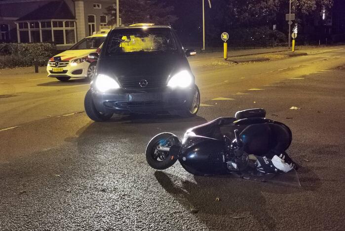 Opzittenden van scooter gewond na ongeval