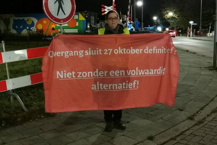 Veel protest tegen sluiten spoorwegovergang