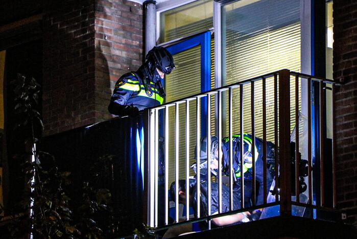 Veel politie aanwezig bij inval in woning