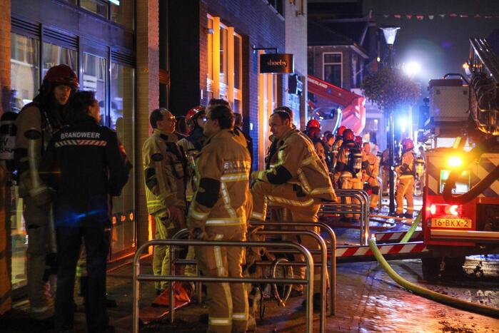 Daken verwoest door grote uitslaande brand