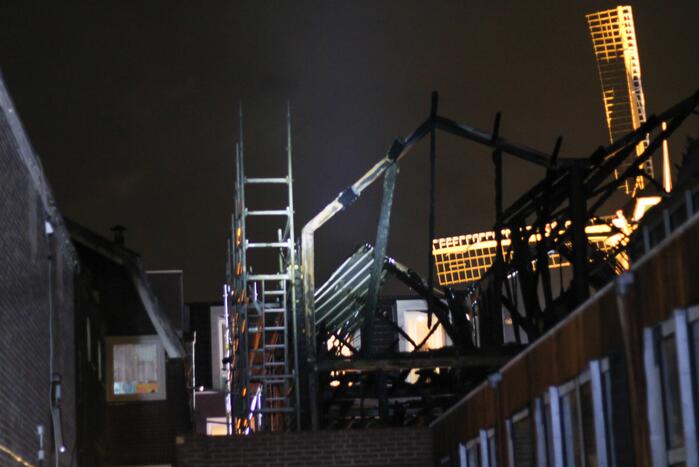 Daken verwoest door grote uitslaande brand