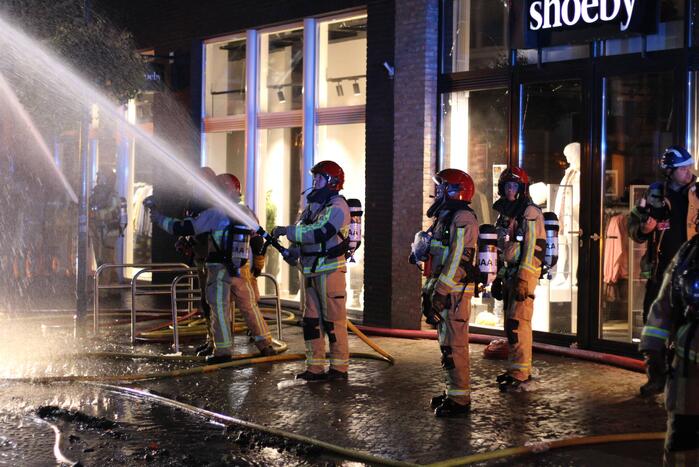 Daken verwoest door grote uitslaande brand