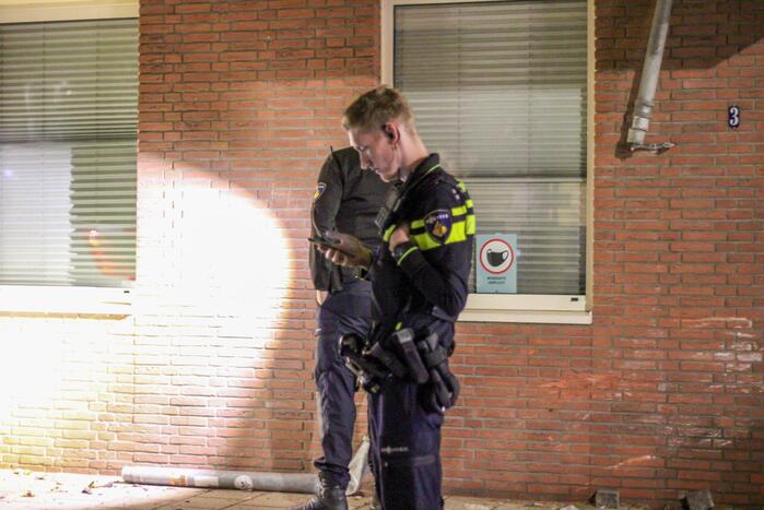 Bestuurster rijdt tegen gebouw aan