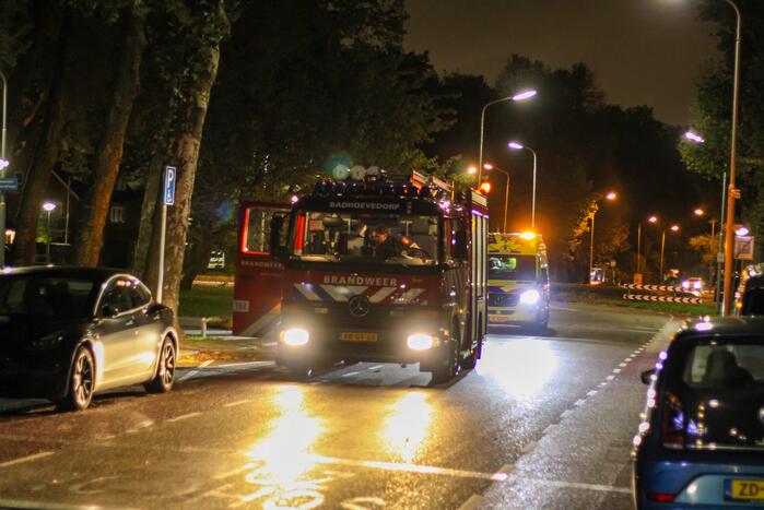 Bestuurster rijdt tegen gebouw aan