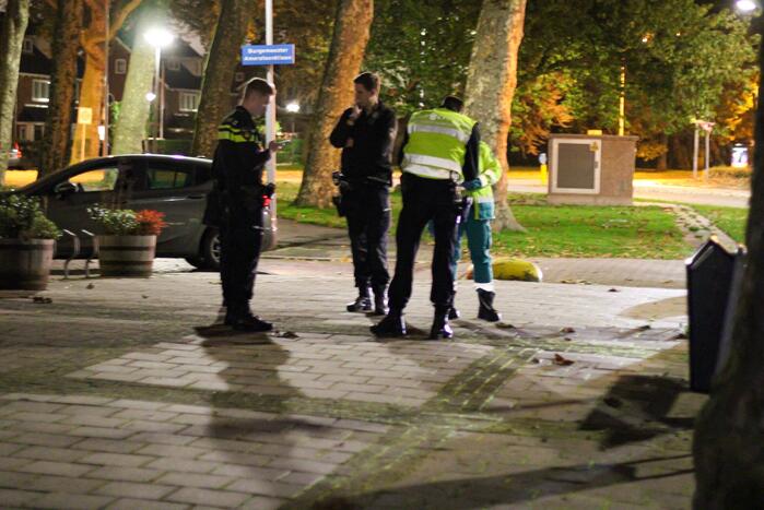 Bestuurster rijdt tegen gebouw aan